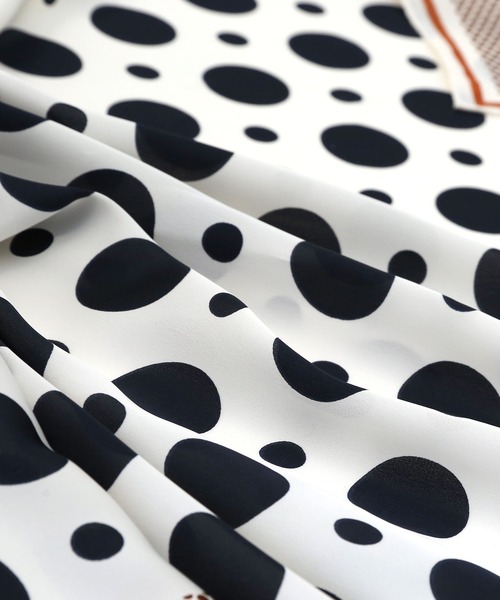 colleca la(コレカラ)の「ポルカドット大判スカーフ(バンダナ/スカーフ・レディース・ブラウン系/ホワイト×ブラック・FREE)」の11枚目の写真