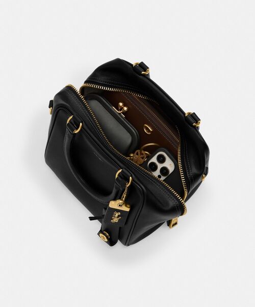 完売品‼️艶レザーで格上げコーデ ✨️COACH キューブ ローグ バッグ 20 COACH（コーチ）の「キューブ ローグ バッグ 20（ショルダーバッグ