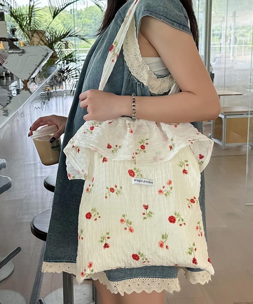VIBGYOR（ヴィブジョー）の「Liaa/花柄 くしゅくしゅ フリル トートバッグ A18696（トートバッグ・レディース・ホワイト/ブラウン/アイボリー/イエロー・FREE）」の5枚目の写真