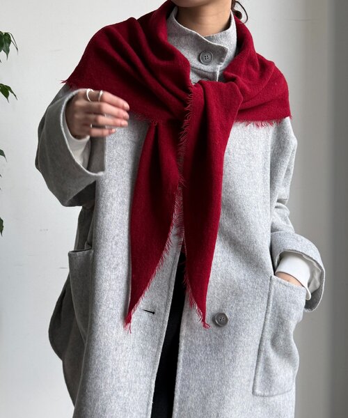 DouDou（ドゥドゥ）の「ウール三角ストール（ストール/ショール・レディース・オフホワイト/グレー/レッド/ブラウン・FREE）」の4枚目の写真