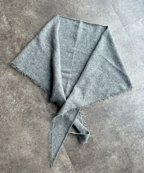 DouDou（ドゥドゥ）の「ウール三角ストール（ストール/ショール・レディース・オフホワイト/グレー/レッド/ブラウン・FREE）」の16枚目の写真