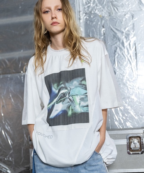 AULA AILA(アウラアイラ)の「メタリックプリントビッグTシャツ(Tシャツ/カットソー・レディース・オフホワイト/グリーン/ピンク・0)」の2枚目の写真