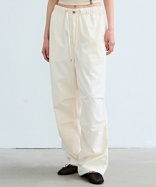 NICK&NICOLE（ニックアンドニコール）の「MINIMAL PARACHUTE PANTS_CREAM（スウェットパンツ・レディース・その他・FREE）」の2枚目の写真
