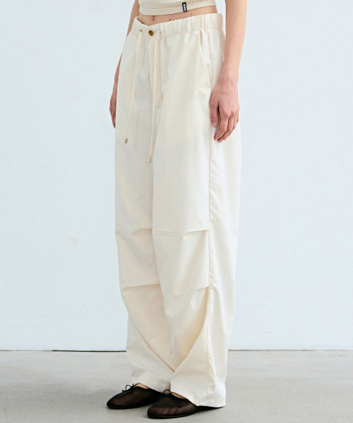 NICK&NICOLE（ニックアンドニコール）の「MINIMAL PARACHUTE PANTS_CREAM（スウェットパンツ・レディース・その他・FREE）」の3枚目の写真