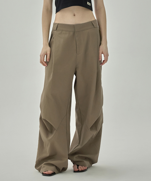 WOOALONG(ウアロン)の「Side Drape Wide Pants - CAMEL(その他パンツ・レディース・キャメル・SMALL/MEDIUM/LARGE)」の3枚目の写真