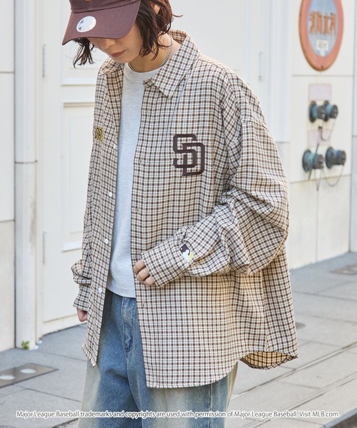 MLB（メジャーリーグベースボール）の「MLB/メジャーリーグベースボール 別注 ロゴ刺繍 オーバーサイズ レギュラーカラー長袖チェックシャツ（シャツ/ブラウス・メンズ・ブラック/グレー/ネイビー系/ブラウン/ベージュ系/ブラック系・M/L）」の5枚目の写真