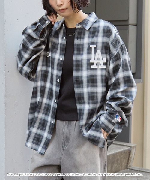 MLB（メジャーリーグベースボール）の「MLB/メジャーリーグベースボール 別注 ロゴ刺繍 オーバーサイズ レギュラーカラー長袖チェックシャツ（シャツ/ブラウス・メンズ・ブラック/グレー/ネイビー系/ブラウン/ベージュ系/ブラック系・M/L）」の20枚目の写真