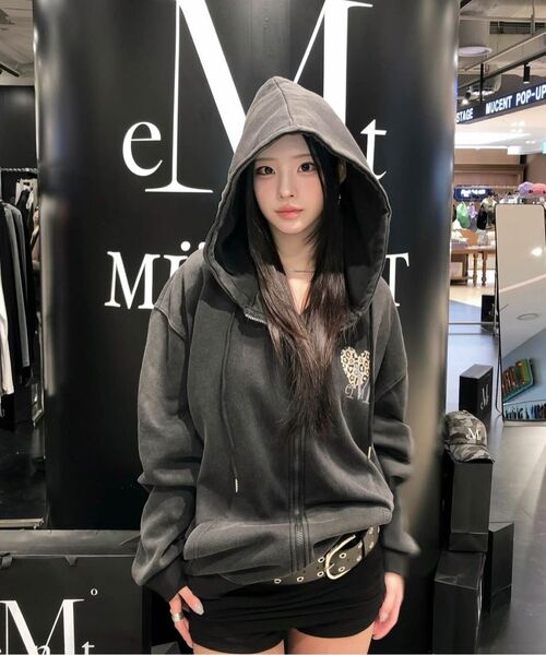 MUCENT(ムセント)の「シエラホピーハートピグメントフードジップアップ 男女共用(パーカー・レディース・ブラック系・1/SHORT)」の6枚目の写真