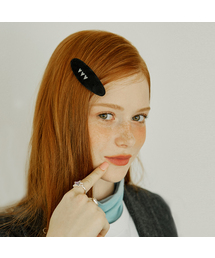 VVV（ブイブイブイ）の「[SET] ロゴベルベットヘアピン _ ブラック（ヘアピン）」