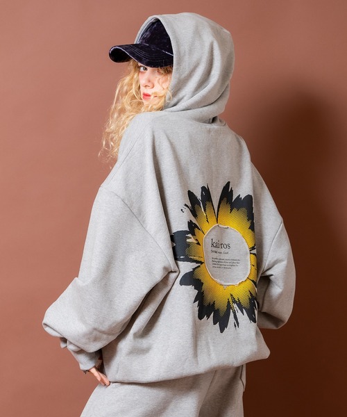 a.p.o.v.（エーピーオービー）の「a.p.o.v. パッチワークポイントビッグフラワーバックプリントオーバーサイズスウェットプルオーバーパーカー（パーカー・メンズ・ブラック/グレー・ONESIZE）」の2枚目の写真