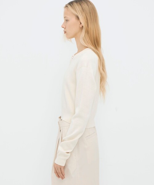 caban(キャバン)の「コットンカシミヤ ヘンリーネッククロップドプルーバー(ニット/セーター・レディース・ライトベージュ/ブラック/キャメル/レッド/ネイビー・FREE)」の8枚目の写真