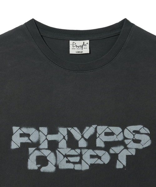 PHYSICAL DEPARTMENT(フィジカル デパートメント)の「タイポスプレー半袖Tシャツ_チャコール(Tシャツ/カットソー・レディース・その他・SMALL/MEDIUM/LARGE/X-LARGE)」の4枚目の写真