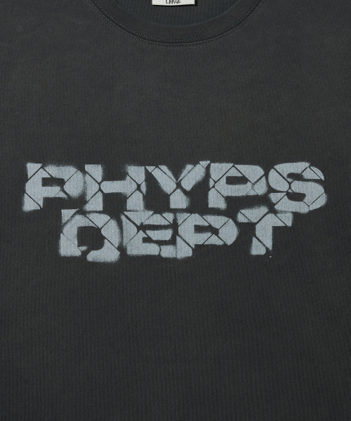 PHYSICAL DEPARTMENT(フィジカル デパートメント)の「タイポスプレー半袖Tシャツ_チャコール(Tシャツ/カットソー・レディース・その他・SMALL/MEDIUM/LARGE/X-LARGE)」の5枚目の写真