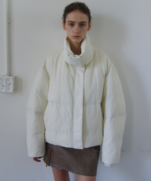 EN OR(エンオール)の「HIGH NECK PUFFER JACKET - IVORY(ダウンジャケット/コート・レディース・その他・FREE)」の4枚目の写真