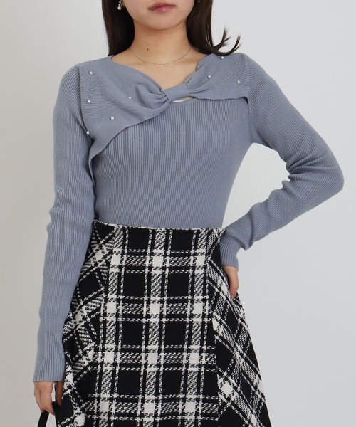 ASTORIA ODIER(アストリアオディール)の「リボンネックパール装飾ニット(ニット/セーター・レディース・ホワイト/ブラック/ピンクベージュ/グレイッシュブルー・MEDIUM)」の13枚目の写真
