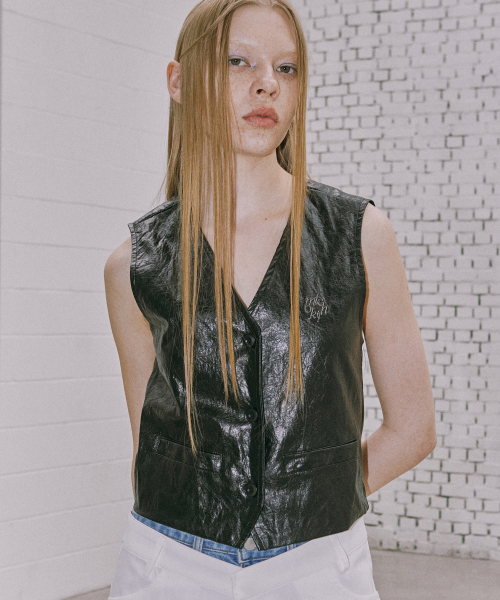 MICHIKO LONDON(ミチコ ロンドン)の「リンクルレザーベストブラック(ベスト・レディース・その他・SMALL)」の1枚目の写真