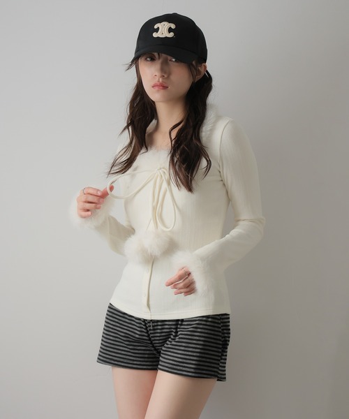Ulysses(ユリシス)の「ファー付きポンポンリボンボタントップス(Tシャツ/カットソー・レディース・ブラウン/ホワイト/ダークグレー・F)」の17枚目の写真