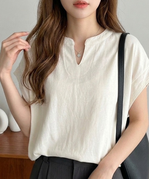 Eclat one(エクラワン)の「【Eclat one】キーネック リラクシー コットン トップス(Tシャツ/カットソー・レディース・ピンク/アイボリー/ブラック・FREE)」の1枚目の写真