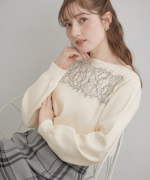 couture brooch(クチュールブローチ)の「【洗える・通勤】レース ドッキング ニット(ニット/セーター・レディース・オフホワイト/チャコールグレー/サンドベージュ・36/38/40/42)」の2枚目の写真