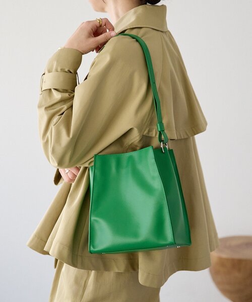 RIVE DROITE（リヴドロワ）の「予約【5段階の長さ調節可能】スムース牛革スクエアショルダー（ショルダーバッグ・レディース・グリーン/ブラック・FREE）」の14枚目の写真