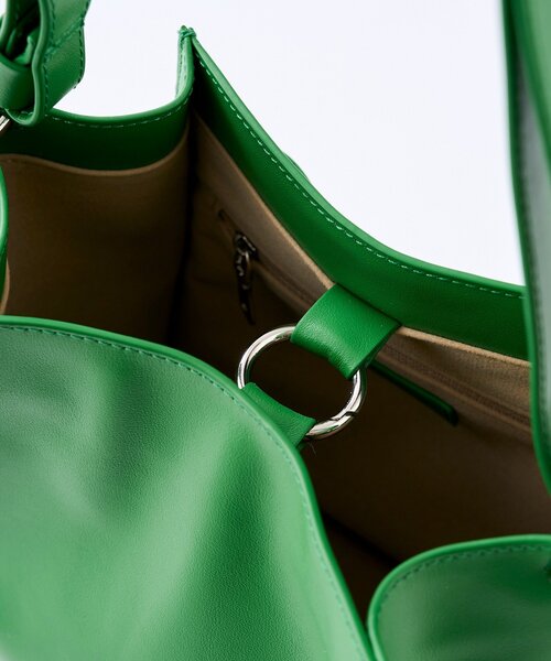 RIVE DROITE（リヴドロワ）の「予約【5段階の長さ調節可能】スムース牛革スクエアショルダー（ショルダーバッグ・レディース・グリーン/ブラック・FREE）」の8枚目の写真