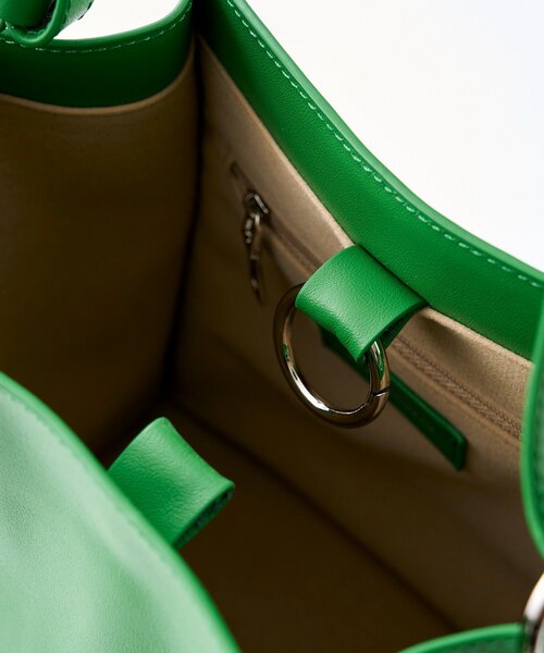 RIVE DROITE（リヴドロワ）の「予約【5段階の長さ調節可能】スムース牛革スクエアショルダー（ショルダーバッグ・レディース・グリーン/ブラック・FREE）」の6枚目の写真