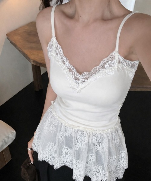 CLOTHY(クロシィ)の「【レイヤードに、きゅんとするレース。】カップ付レースレイヤードキャミ(キャミソール・レディース・ブラック/オフホワイト/アイボリー・FREE)」の1枚目の写真