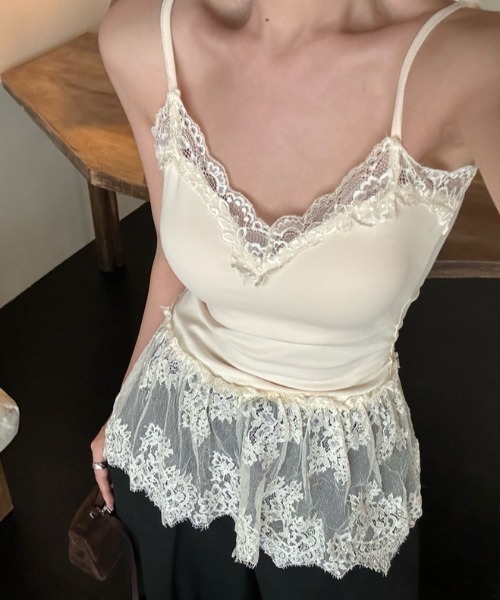 CLOTHY(クロシィ)の「【レイヤードに、きゅんとするレース。】カップ付レースレイヤードキャミ(キャミソール・レディース・ブラック/オフホワイト/アイボリー・FREE)」の2枚目の写真