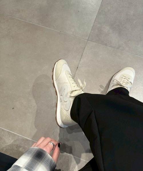 emmi(エミ)の「【em】ソフトランニングスニーカー(スニーカー・レディース・ネイビー/レッド/アイボリー・24/23.5/24.5/23/25)」の2枚目の写真