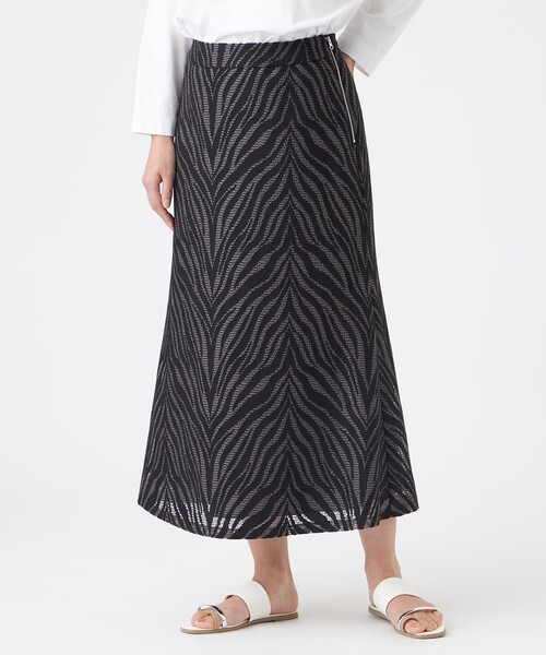 EVEX by KRIZIA(エヴェックスバイクリツィア)の「【カタログ掲載・ウォッシャブル】ゼブラレースタイトフレアスカート(スカート・レディース・チャコールグレー・40)」の1枚目の写真