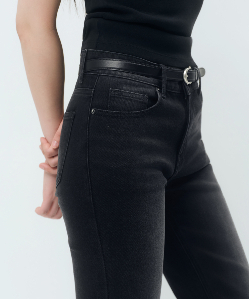 MUSINSA STANDARD WOMAN（ムシンサスタンダードウーマン）の「[クールタンダード] ウィメンズ ローライズ スリムフレア デニムパンツ [ウォッシュドブラック]（デニムパンツ・レディース・その他・24/25/26/27/28/29/30）」の7枚目の写真