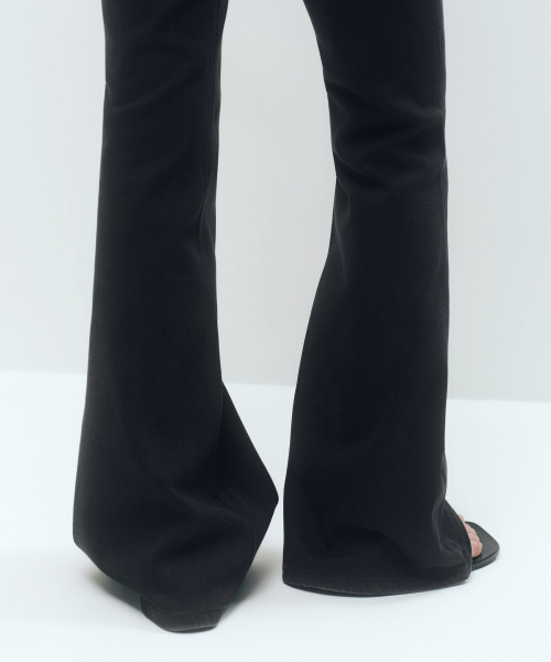 MUSINSA STANDARD WOMAN（ムシンサスタンダードウーマン）の「[クールタンダード] ウィメンズ ローライズ スリムフレア デニムパンツ [ウォッシュドブラック]（デニムパンツ・レディース・その他・24/25/26/27/28/29/30）」の9枚目の写真