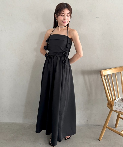 MYMOOD.(マイムード)の「2WAYフラワーモチーフネックリボン付きチューブトップワンピース ロングワンピース(ワンピース・レディース・ブラック/アイボリー・FREE)」の7枚目の写真