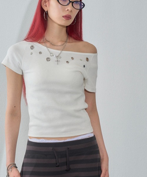 WHO'S WHO gallery(フーズフーギャラリー)の「ハトメオフショル半袖トップス(無地/ドット)(Tシャツ/カットソー・レディース・ブラック系その他/オフホワイト/ホワイト系その他/ブラック・FREE)」の1枚目の写真