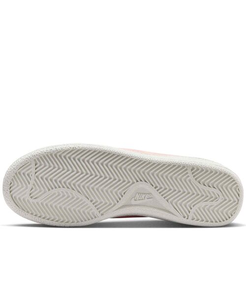 NIKE(ナイキ)の「ナイキ テニス クラシック ウィメンズシューズ / Nike Tennis Classic Women's Shoes IQ7388-800 Arctic Orange(スニーカー・レディース・ピンク系その他・25/24.5/24/23.5/23/26/25.5/22.5/22)」の2枚目の写真