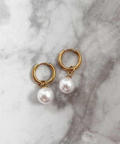 yu-ka（ユーカ）の「YU-KA:パールドロップフープピアス Pearl Drop Hoop Earrings（ピアス（両耳用）・レディース・ゴールド・FREE）」の2枚目の写真