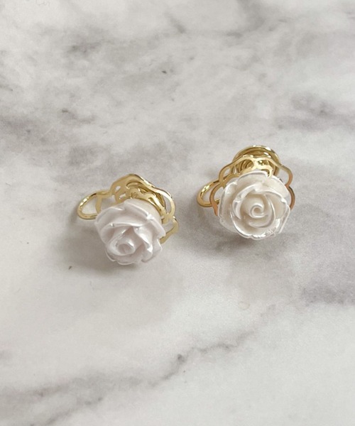 yu-ka(ユーカ)の「YU-KA:クラシックフラワーイヤリング Classic Flower Earrings(イヤリング・レディース・ゴールド・FREE)」の2枚目の写真