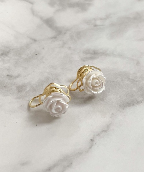 yu-ka(ユーカ)の「YU-KA:クラシックフラワーイヤリング Classic Flower Earrings(イヤリング・レディース・ゴールド・FREE)」の3枚目の写真