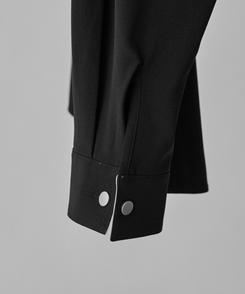 Lui's(ルイス)の「【Neucon/ニューコン】TWO-TONE WIDE-CUFF OVER SHIRT / バイカラーワイドカフスオーバーシャツ / 2WAY仕様(シャツ/ブラウス・メンズ・ブラック/ネイビー/ホワイト・1/2)」の4枚目の写真