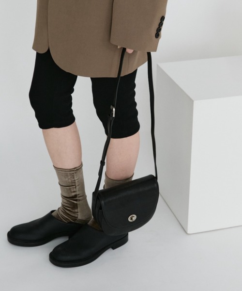 arholiday.standard(エーアールホリデースタンダード)の「real leather oval flap shoulder bag / リアルレザーオーバルフラップバッグ(ショルダーバッグ・レディース・ブラウン/ブラック・FREE)」の7枚目の写真