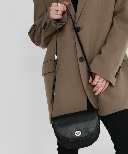 arholiday.standard(エーアールホリデースタンダード)の「real leather oval flap shoulder bag / リアルレザーオーバルフラップバッグ(ショルダーバッグ・レディース・ブラウン/ブラック・FREE)」の6枚目の写真