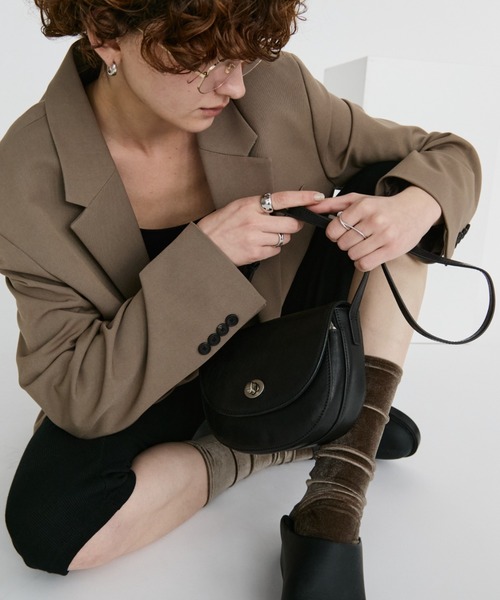 arholiday.standard(エーアールホリデースタンダード)の「real leather oval flap shoulder bag / リアルレザーオーバルフラップバッグ(ショルダーバッグ・レディース・ブラウン/ブラック・FREE)」の9枚目の写真