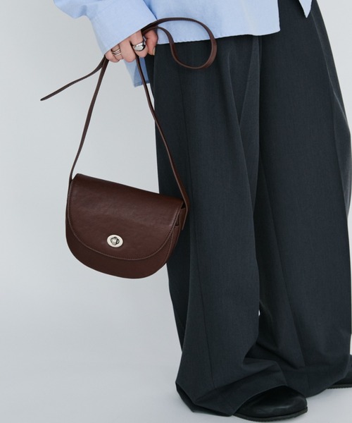 arholiday.standard(エーアールホリデースタンダード)の「real leather oval flap shoulder bag / リアルレザーオーバルフラップバッグ(ショルダーバッグ・レディース・ブラウン/ブラック・FREE)」の17枚目の写真