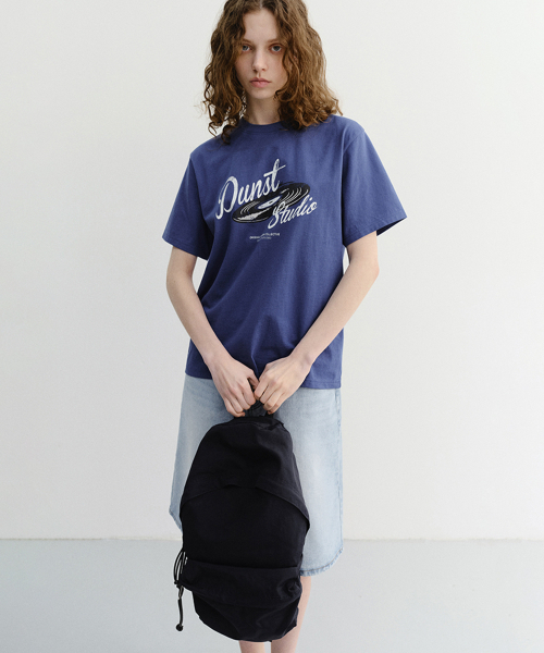 DUNST(ダンスト)の「UNISEX VINYL T-SHIRT_UDTS6B144_BLUE(Tシャツ/カットソー・レディース・ブルー・LARGE/X-LARGE/XX-LARGE/X-SMALL/SMALL/MEDIUM)」の1枚目の写真