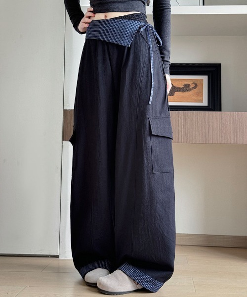 &soiree(アンドソワレ)の「チェック柄ベルト付きカーゴパンツ(カーゴパンツ・レディース・ネイビー・MEDIUM/LARGE/X-LARGE/SMALL)」の2枚目の写真