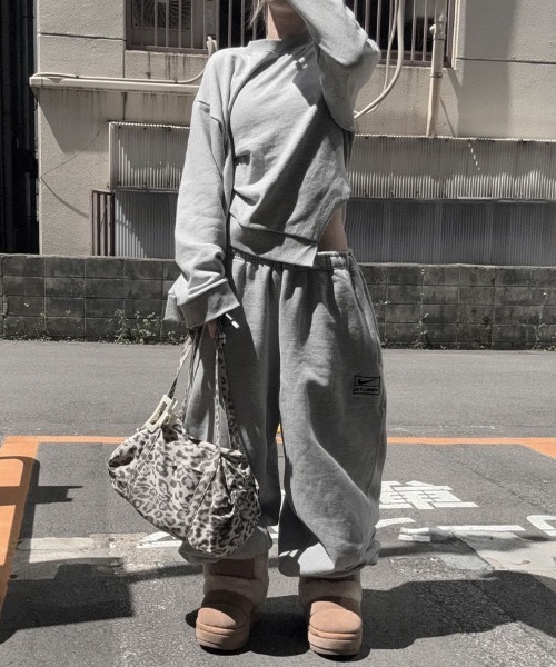 YACA(ヤーカ)の「Design Sewing Sweat/デザインスウィングスウェット(スウェット・レディース・ブラック・FREE)」の14枚目の写真