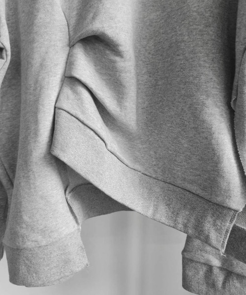 YACA(ヤーカ)の「Design Sewing Sweat/デザインスウィングスウェット(スウェット・レディース・ブラック・FREE)」の17枚目の写真