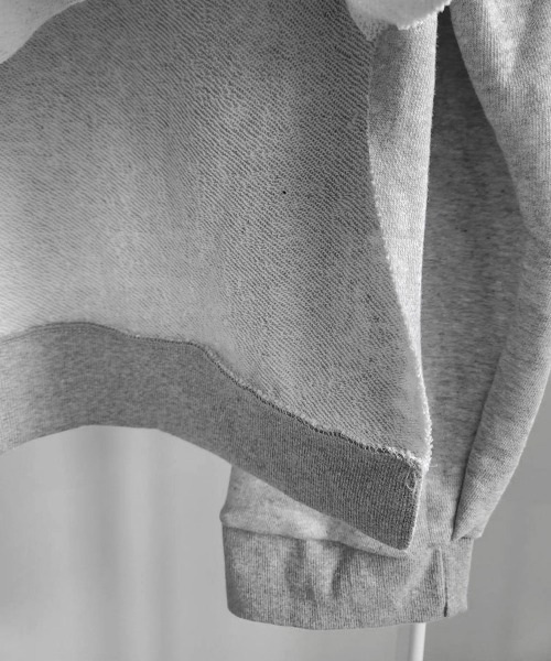 YACA(ヤーカ)の「Design Sewing Sweat/デザインスウィングスウェット(スウェット・レディース・ブラック・FREE)」の18枚目の写真