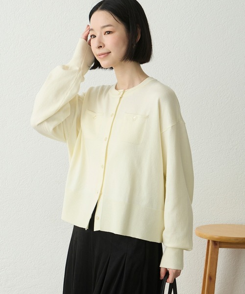 Aunely(オーネリー)の「【Aunely】〈パチレスニットシリーズ〉さらっと羽織れるクルーネックカーディガン(カーディガン/ボレロ・レディース・ブラック/イエロー/ボルドー/グリーン/アイボリー/ネイビー/チャコール/ブラック系・M/L)」の2枚目の写真