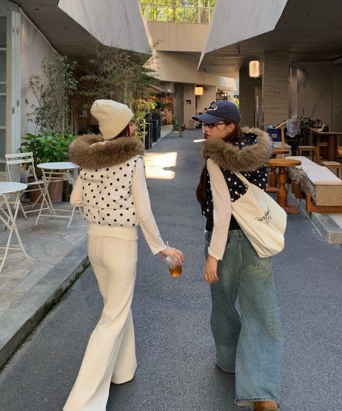 Ritzy(リッツィー)の「ファーフード付きドット柄キルティングベスト(ダウンベスト・レディース・ホワイト/ブラック・M/L)」の10枚目の写真